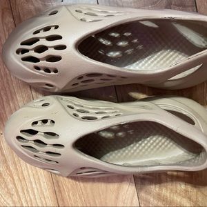 Beige yeezy foam runners